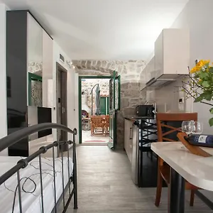 Apartment & Kartolina, Split